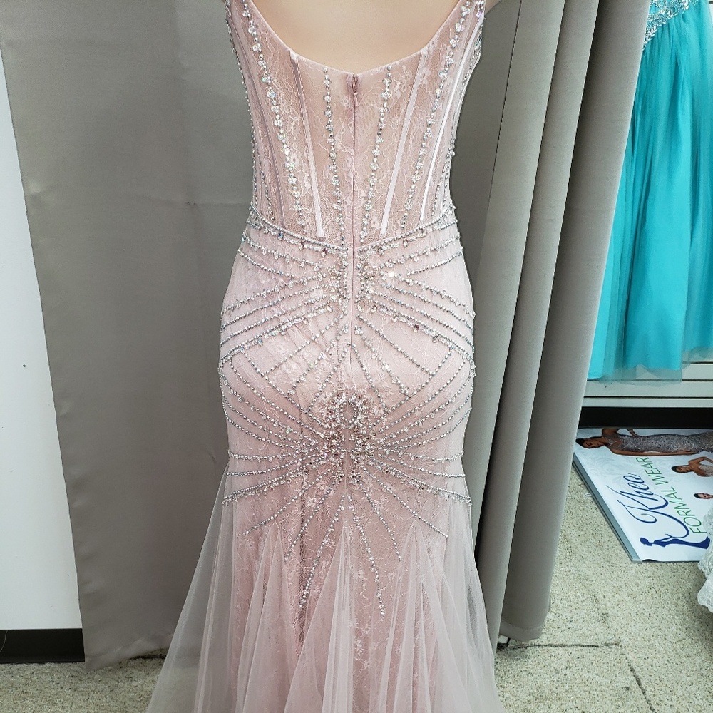 Formal Wear - Picture 4 of 6